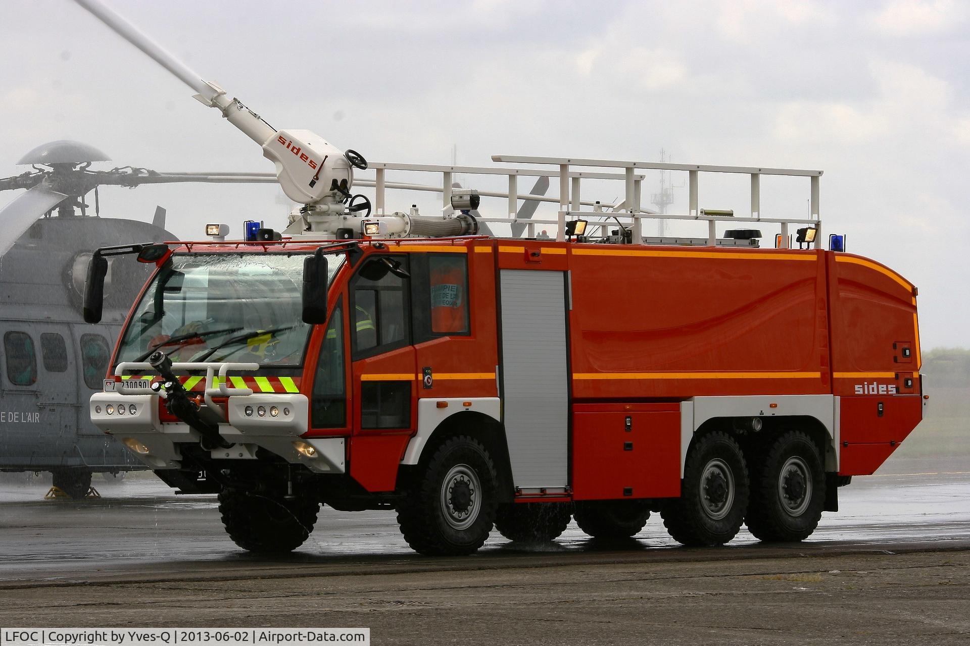 Châteaudun Airport, Châteaudun France (LFOC) - Fire Truck display during open day, Châteaudun Air Base 279 (LFOC)