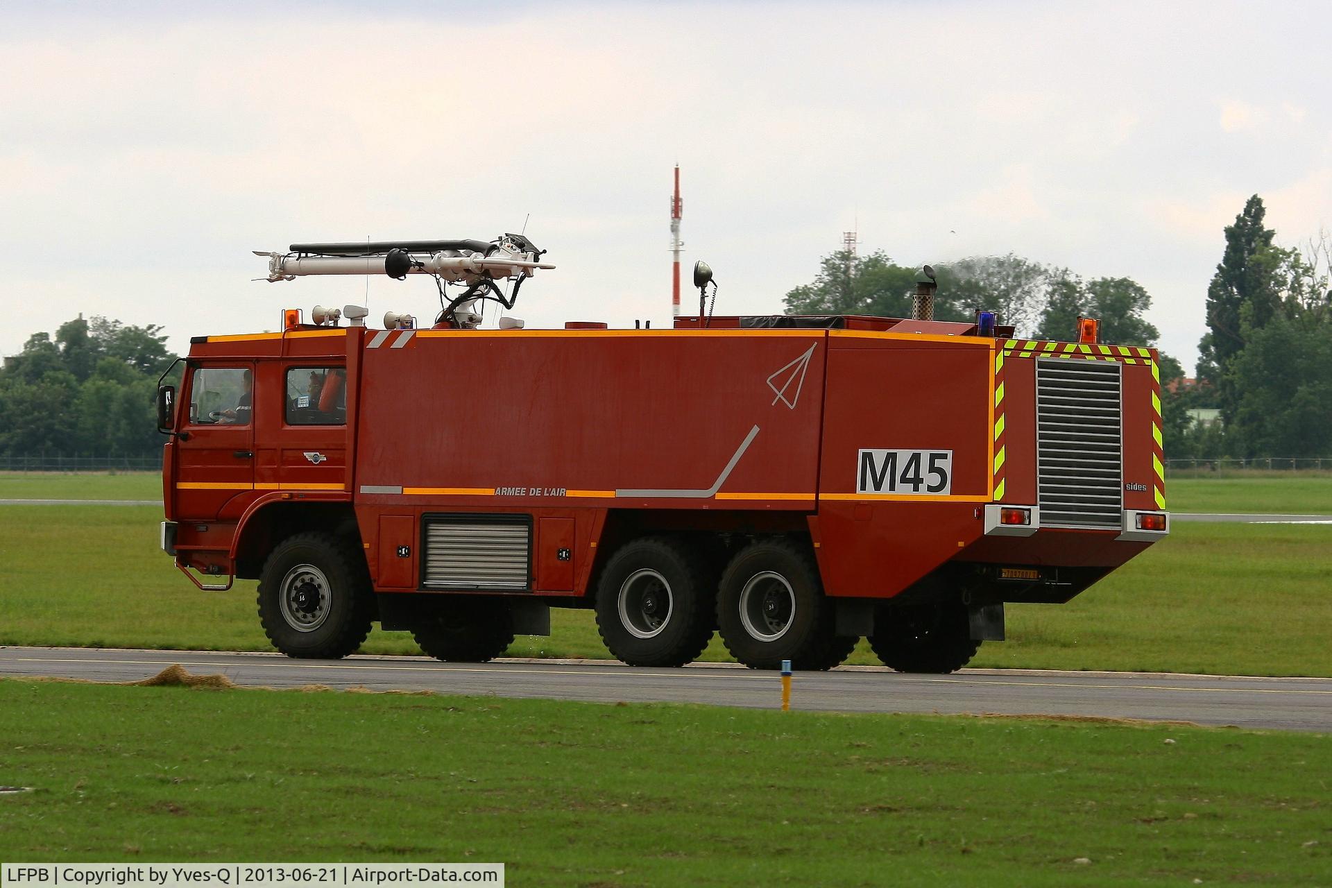 Paris Airport,  France (LFPB) - French Air Force Fire Truck, during Paris-Le Bourget Air Show 2013 (LFPB-LBG)