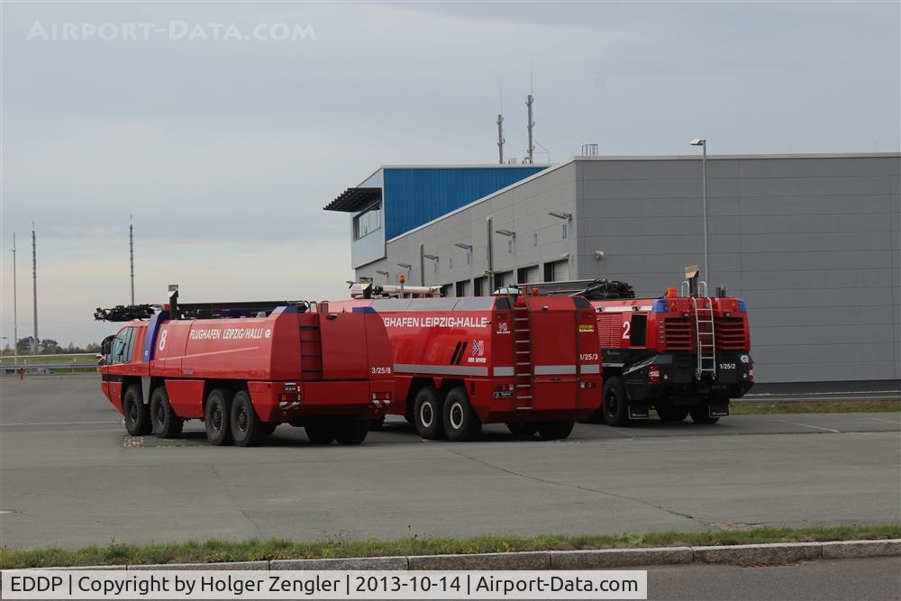 Leipzig/Halle Airport, Leipzig/Halle Germany (EDDP) - Three are waiting for the sound of the gong......