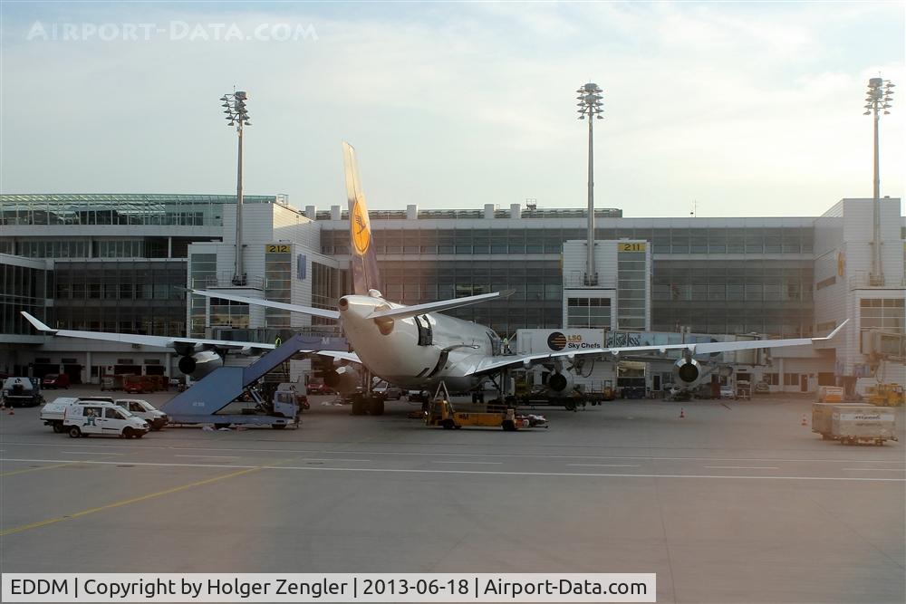Munich International Airport (Franz Josef Strauß International Airport), Munich Germany (EDDM) - At stand 211 you can see preparations of a night flight to a far away destination....