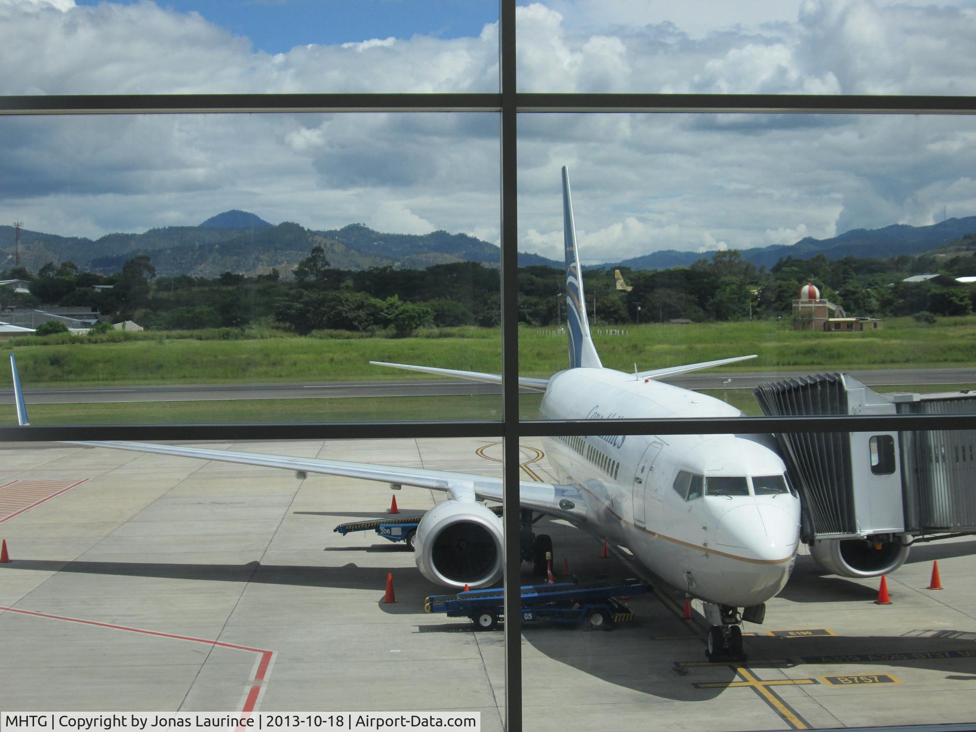Toncontín International Airport, Tegucigalpa Honduras (MHTG) - Copa Aircraft boarding at the Toncontin International Airport of Tegucigalpa 
