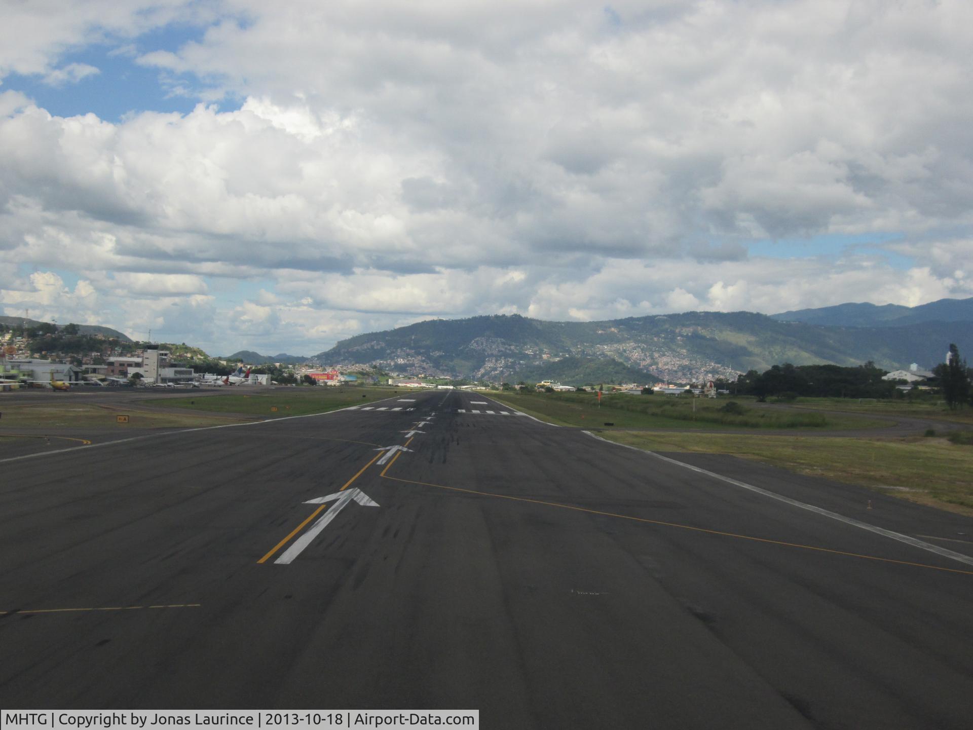 Toncontín International Airport, Tegucigalpa Honduras (MHTG) - View, from the American Airlines Aircraft, of the tarmac of Toncontin International Airport of Tegucigalpa before take off to Miami