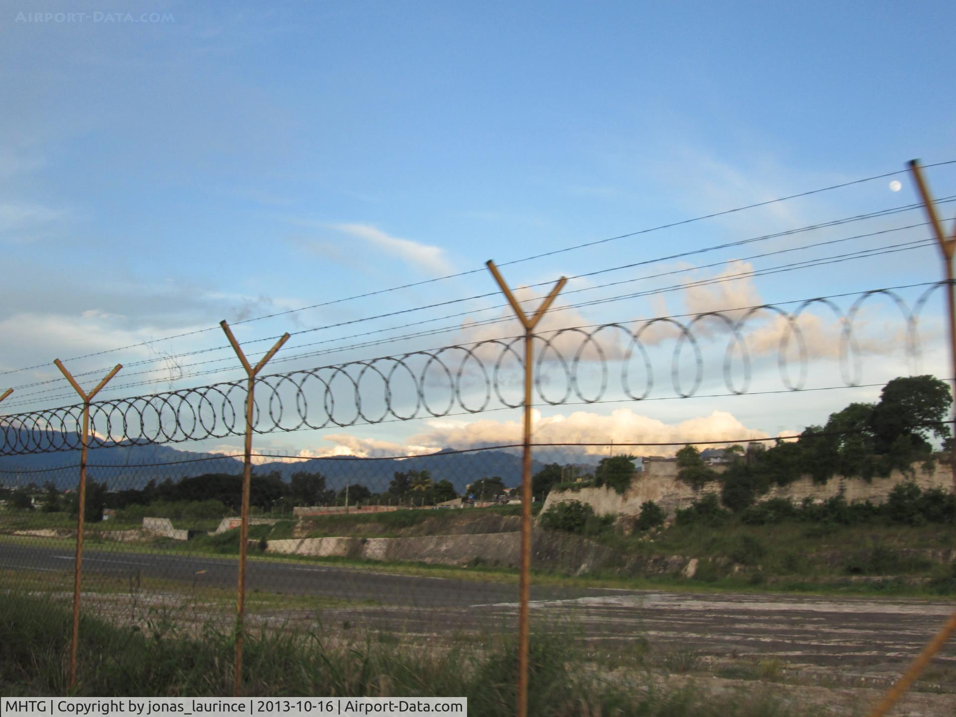 Toncontín International Airport, Tegucigalpa Honduras (MHTG) - View of the beginning of the tarmac of Toncontin International Airport of Tegucigalpa, Honduras