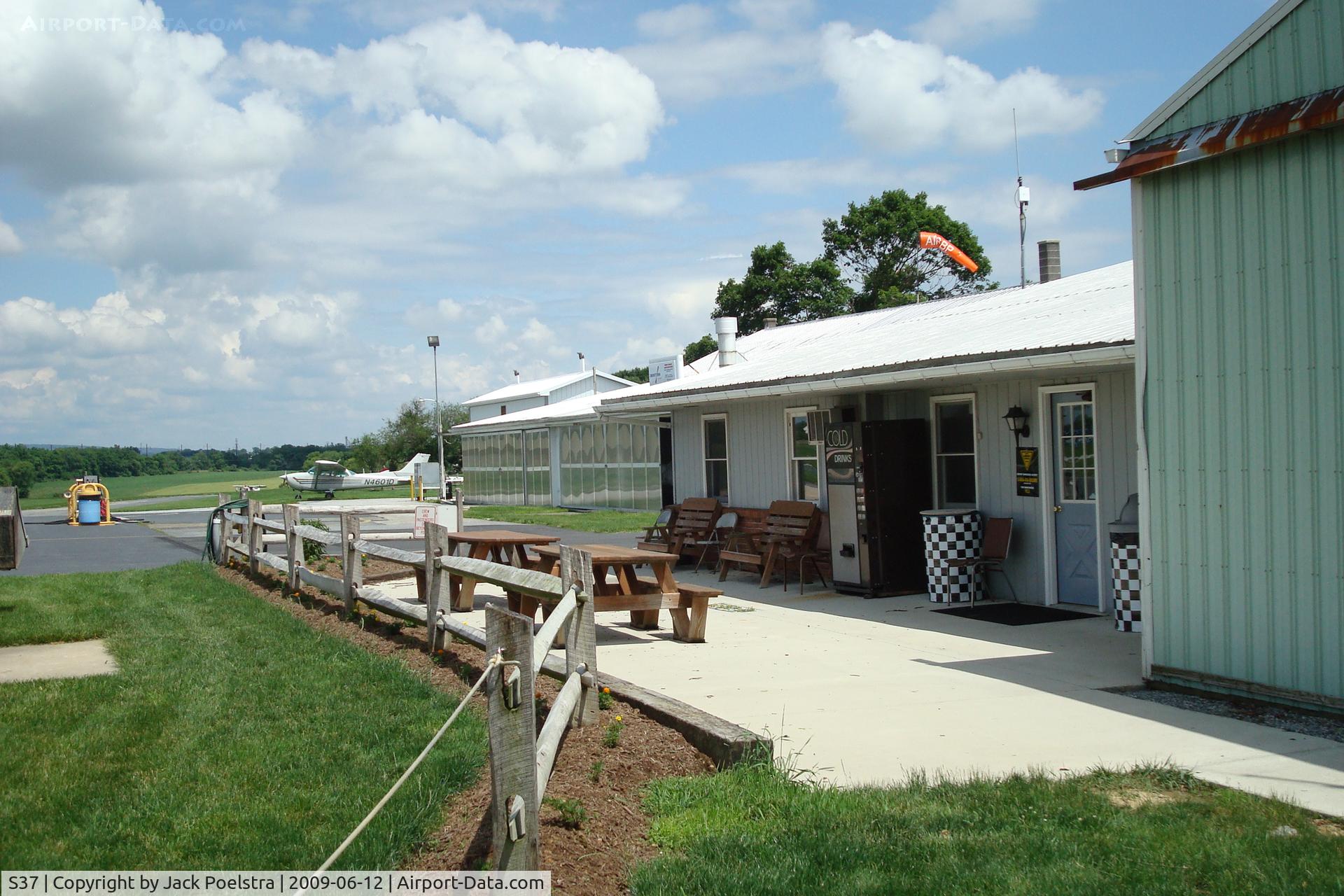 Smoketown Airport (S37) - Smoketown term.
