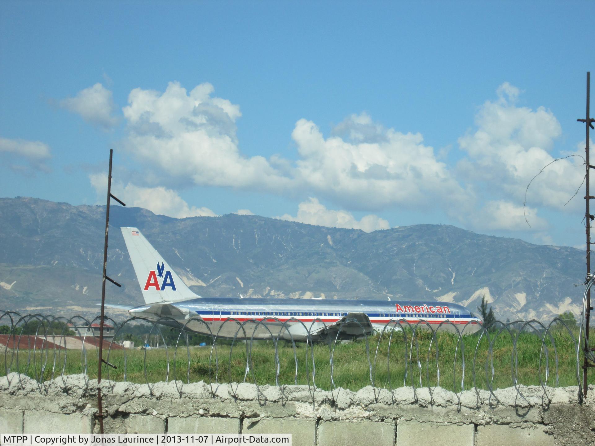 Port-au-Prince International Airport (Toussaint Louverture Int'l), Port-au-Prince Haiti (MTPP) - AA take off at the Toussaint Louverture International Airport of Port-au-Prince