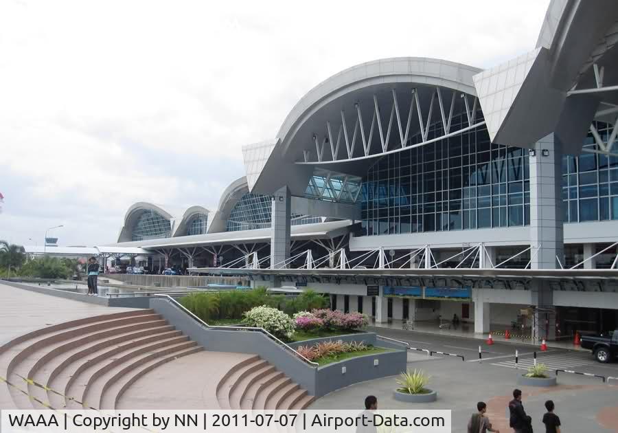 Hasanuddin Airport, Makassar / Ujung Pandang, South Sulawesi Indonesia (WAAA) - Sultan Hasanuddin International Airport, Makassar, South Sulawesi - Indonesia. Exterior of the Terminal building