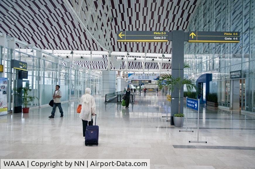 Hasanuddin Airport, Makassar / Ujung Pandang, South Sulawesi Indonesia (WAAA) - Sultan Hasanuddin International Airport, Makassar, South Sulawesi - Indonesia. Interior of the Terminal building