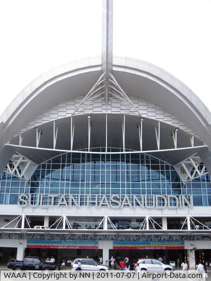 Hasanuddin Airport, Makassar / Ujung Pandang, South Sulawesi Indonesia (WAAA) - Sultan Hasanuddin International Airport, Makassar, South Sulawesi - Indonesia. Exterior / Drop Off area of the Terminal building