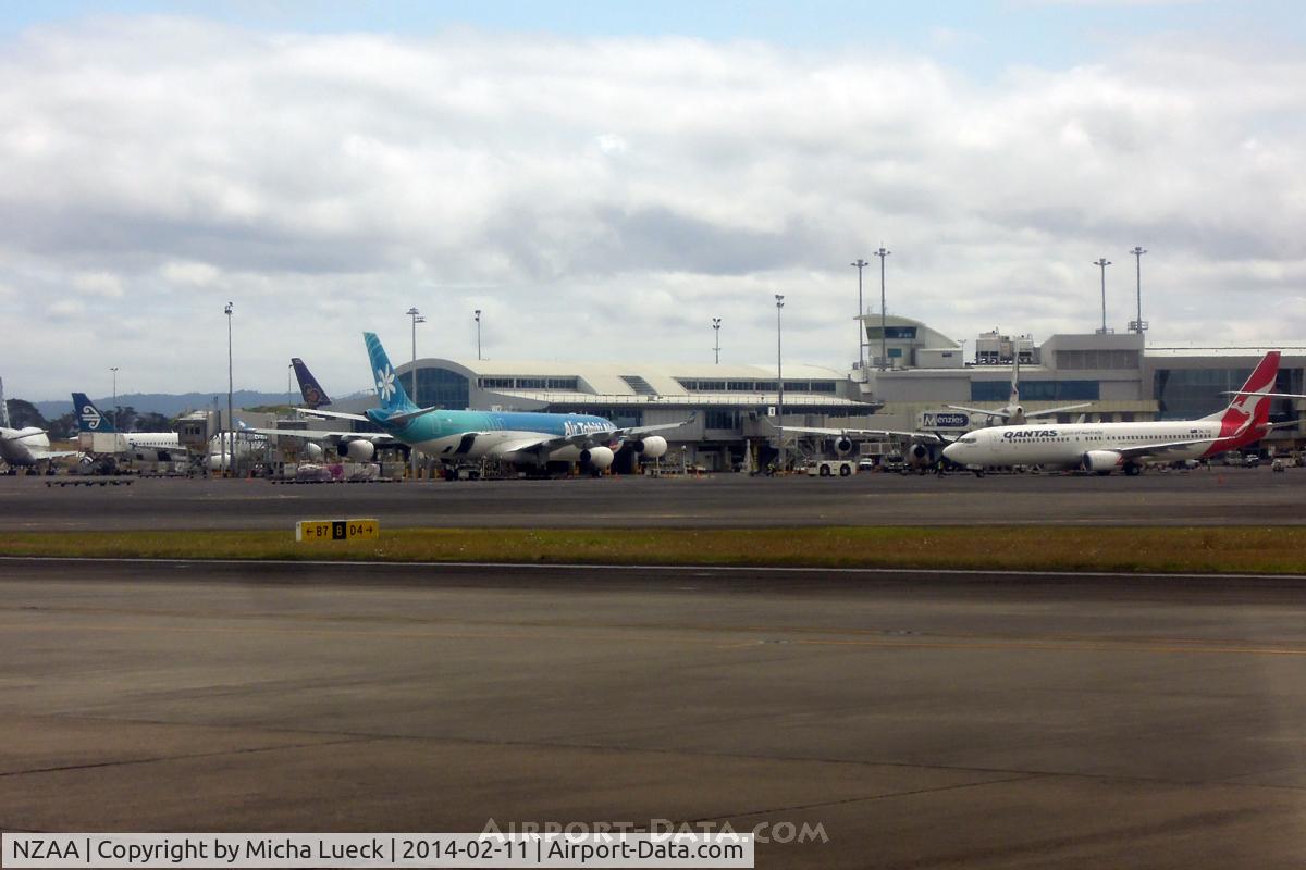 Auckland International Airport, Auckland New Zealand (NZAA) - B 747-400 (NZ); A 320-200 (NZ); B 777-200 (TG); A 340-300 (TN); A 340-300 (CX); B 737-800 (QF)