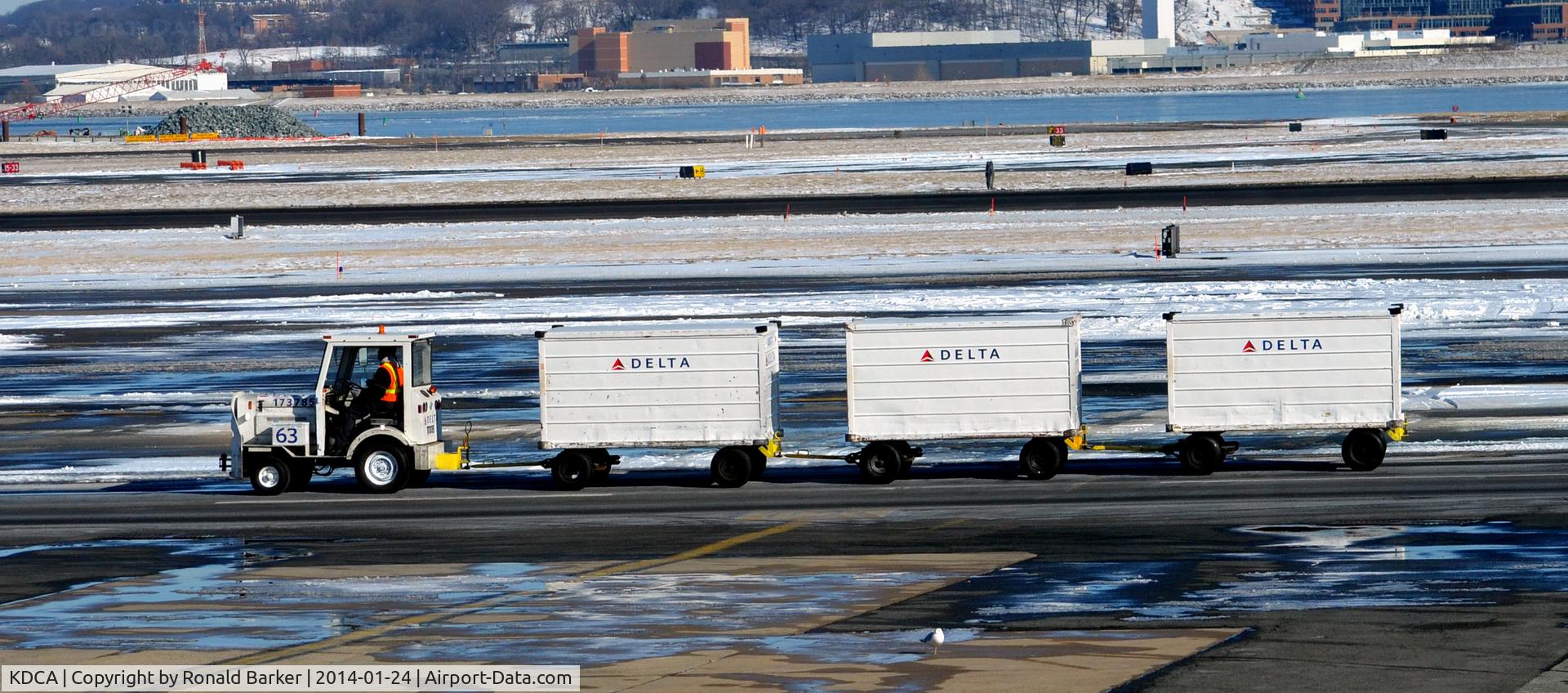 Ronald Reagan Washington National Airport (DCA) - Delta baggage carts - Tug 63 - National