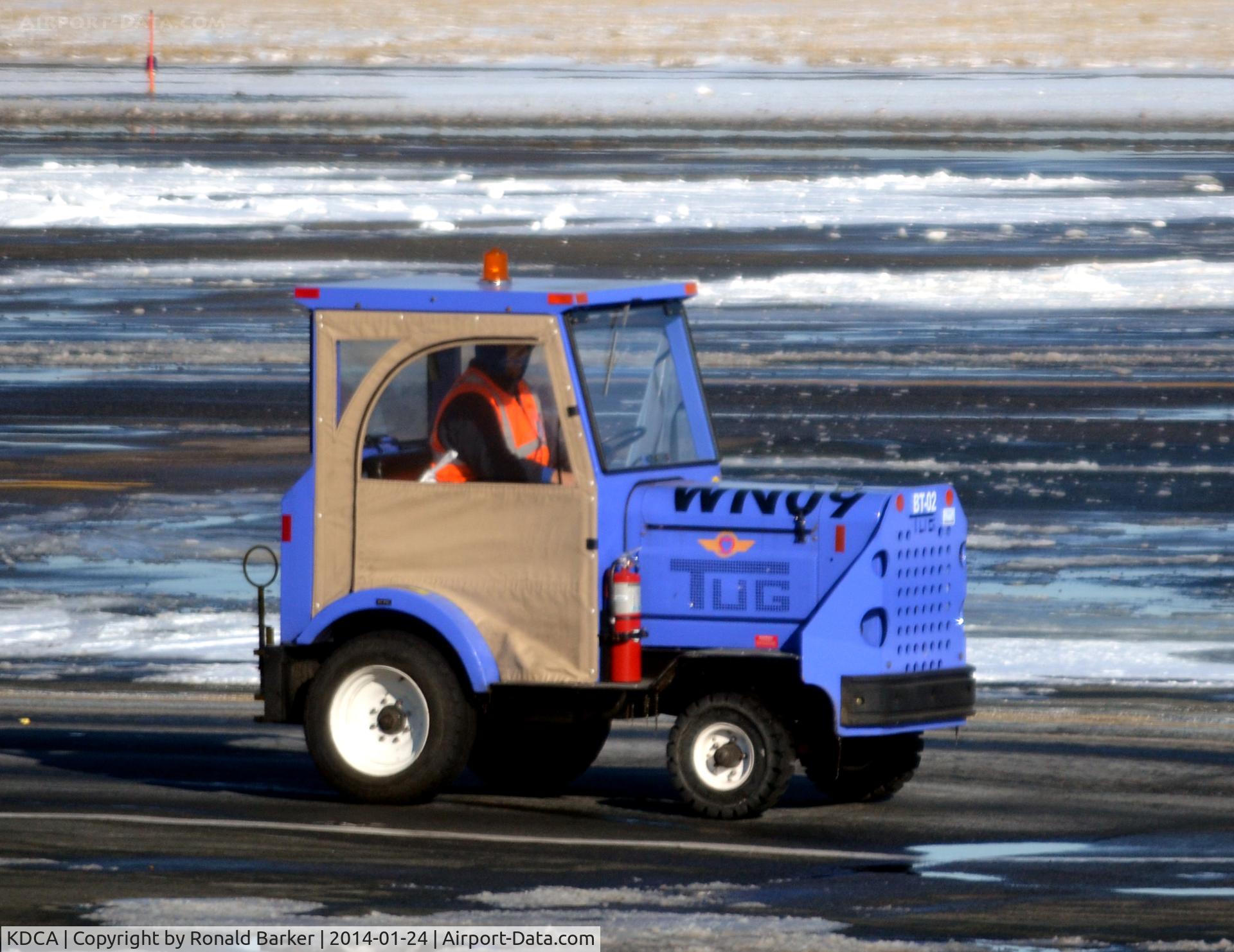 Ronald Reagan Washington National Airport (DCA) - Southwest Air tug WN09 National