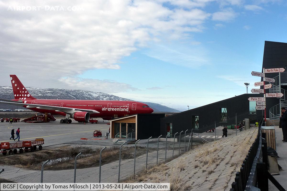 Kangerlussuaq Airport (Søndre Strømfjord Airport), Kangerlussuaq (Søndre Strømfjord) Greenland (BGSF) - OY-GRN on her parking position after arriving from CPH