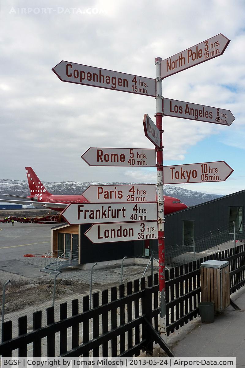 Kangerlussuaq Airport (Søndre Strømfjord Airport), Kangerlussuaq (Søndre Strømfjord) Greenland (BGSF) - Short trip to the North Pole? Air Greenland's OY-GRN in the background.