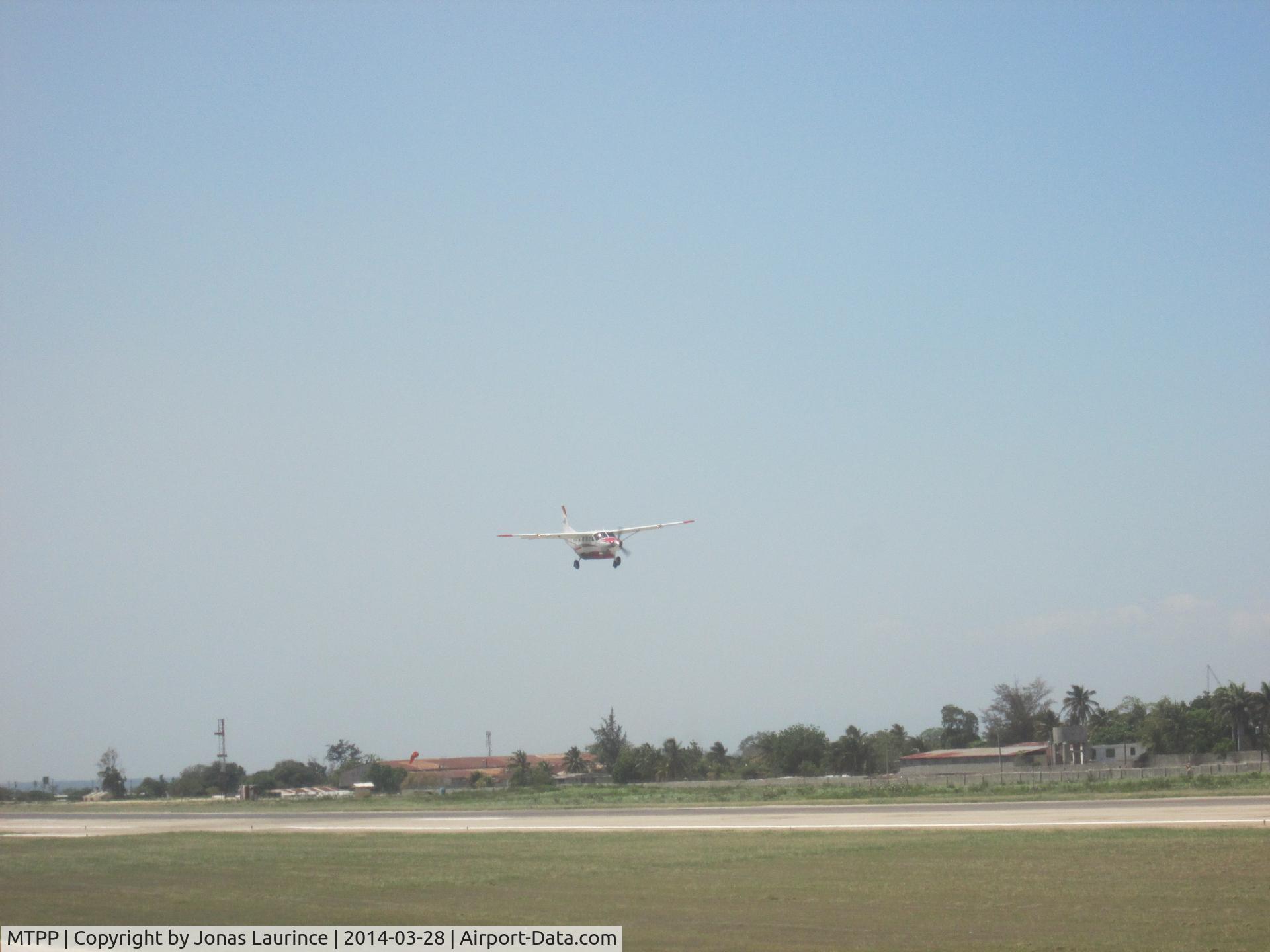 Port-au-Prince International Airport (Toussaint Louverture Int'l), Port-au-Prince Haiti (MTPP) - Aircraft landing at the PAP