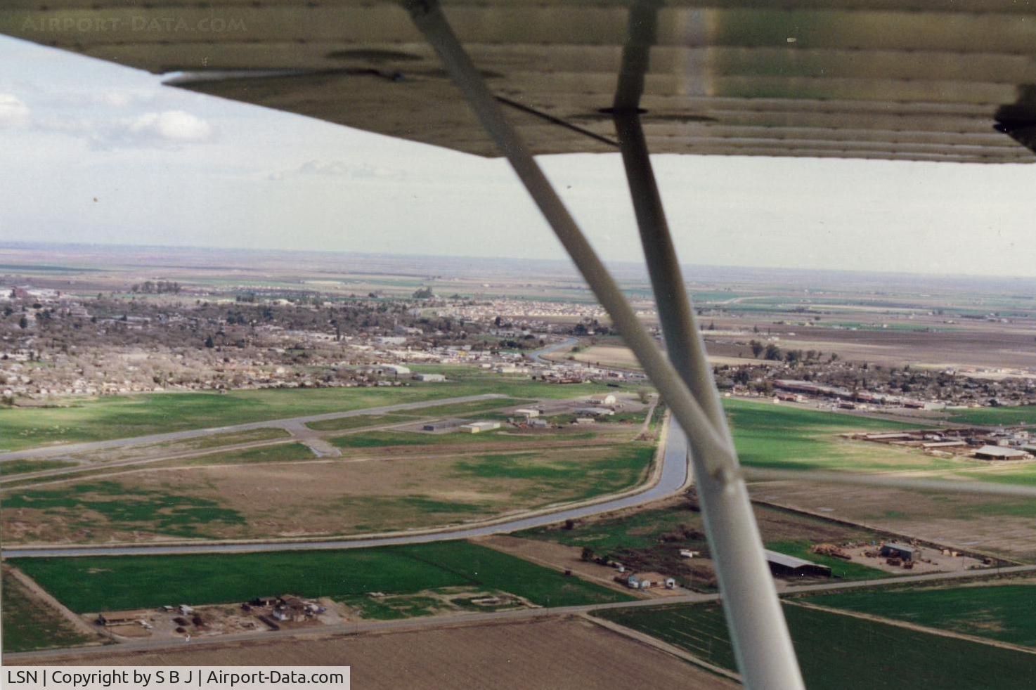 Los Banos Municipal Airport (LSN) - Nice place to stop for lunch as we did many times!! Short walk to several decent restaurants.Springtime winds can make landing an exciting adventure. View is to the east.