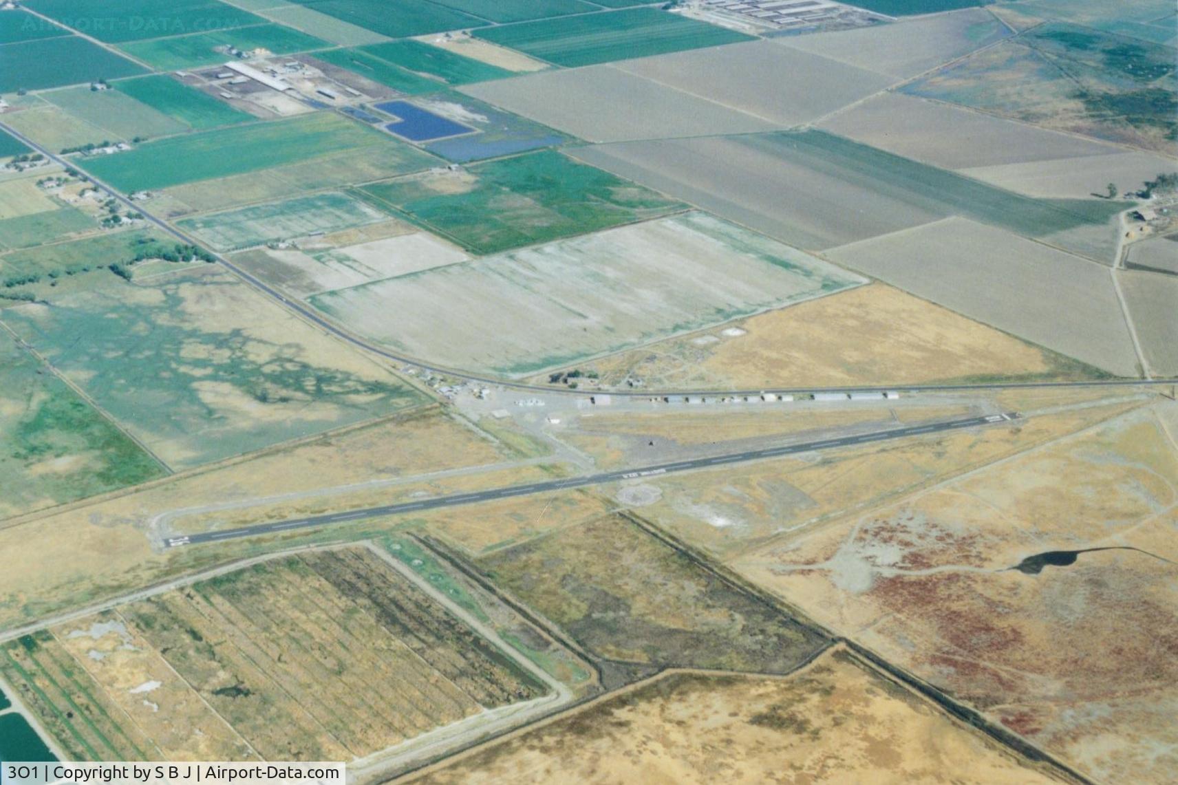 Gustine Airport (3O1) - Gustine around 2005. Looking to the north.The original runway paralleled  the hangars and was much shorter.The gas island is on the west end of the old runway.