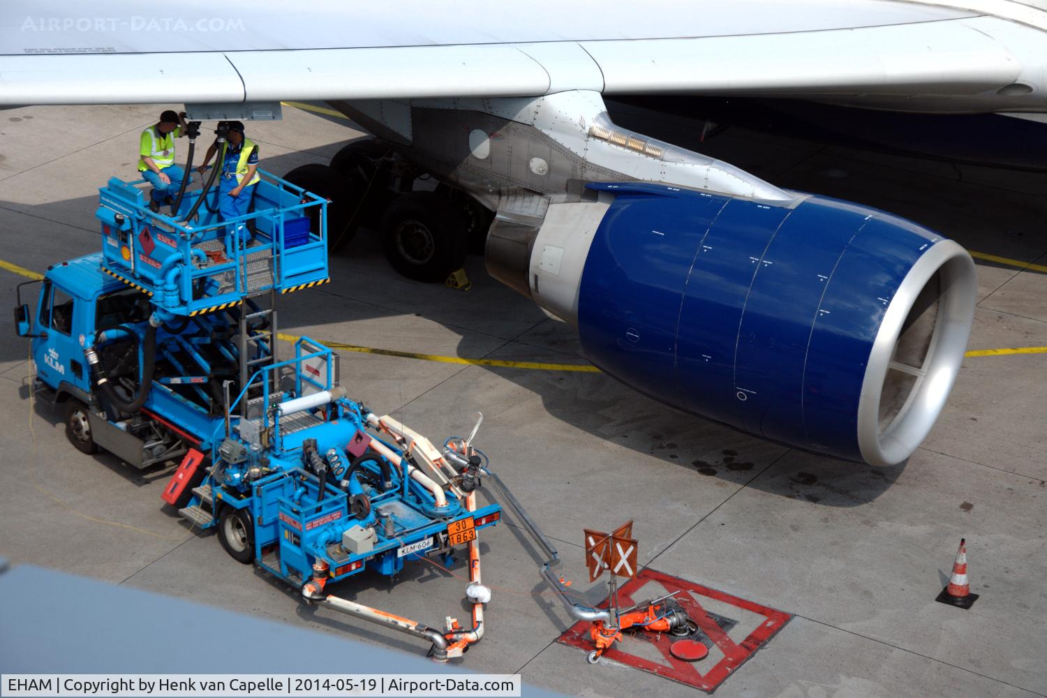 Amsterdam Schiphol Airport, Haarlemmermeer, near Amsterdam Netherlands (EHAM) - Ground personnel refuelling a Delta Air Lines Airbus A330-300.