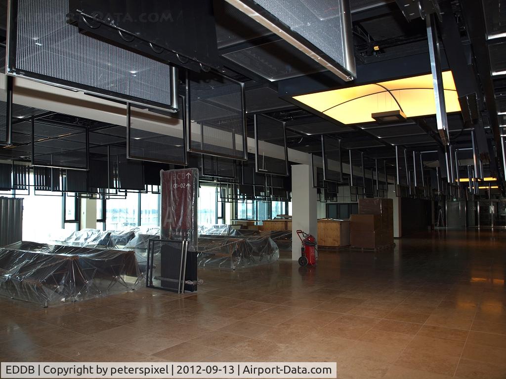 Berlin Brandenburg International Airport, Berlin Germany (EDDB) - Rundgang durch den Flughafen Berlin- Brandenburg