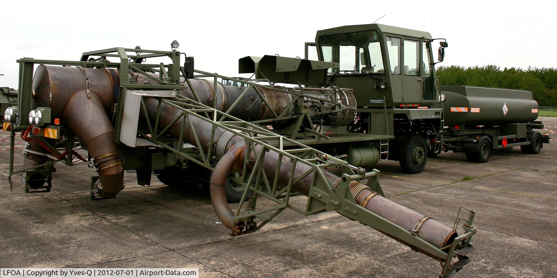 LFOA Airport - On frame truck, an ATAR 9C turbojet. Breath engine is circulated by 6 nozzles that can plow a path 40 meters wide at the speed of 20 km/h. A tanker trailer fuel (10 m3) is coupled to the machine that has a battery life of about 4 hours, Avord air base