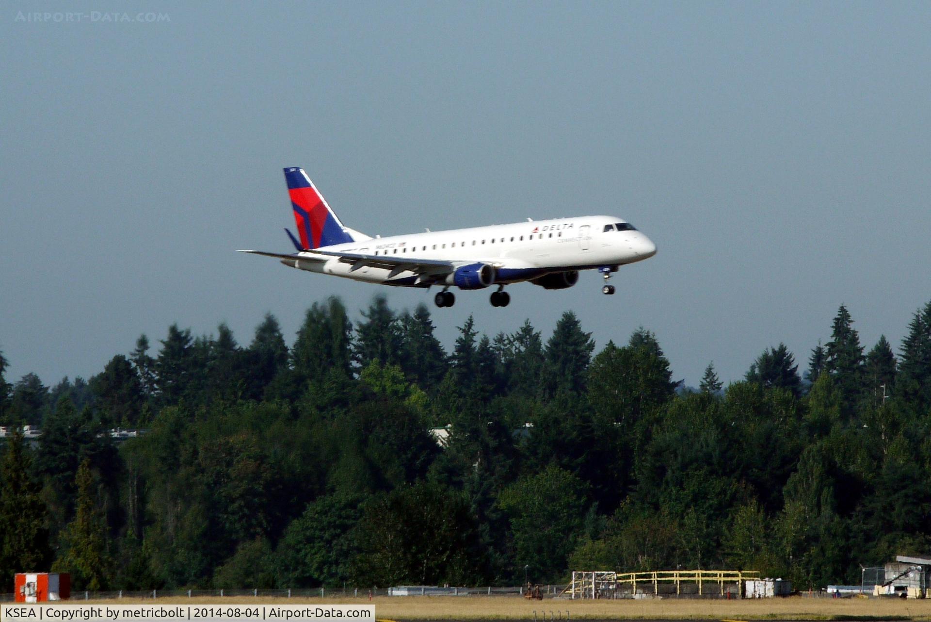 Seattle-tacoma International Airport (SEA) - Delta Embraer landing in Seattle