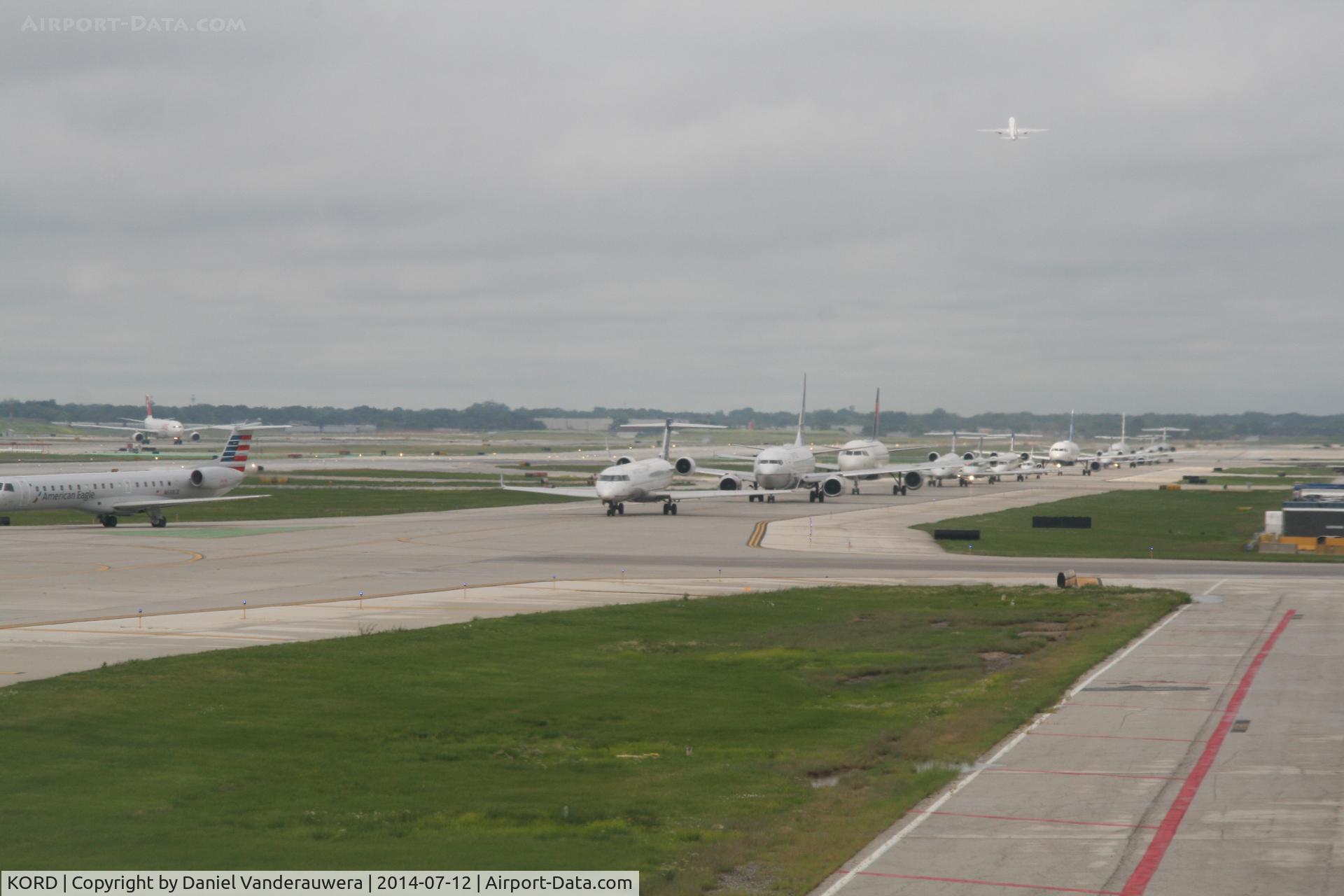 Chicago O'hare International Airport (ORD) - Queuing on the taxiway to take off