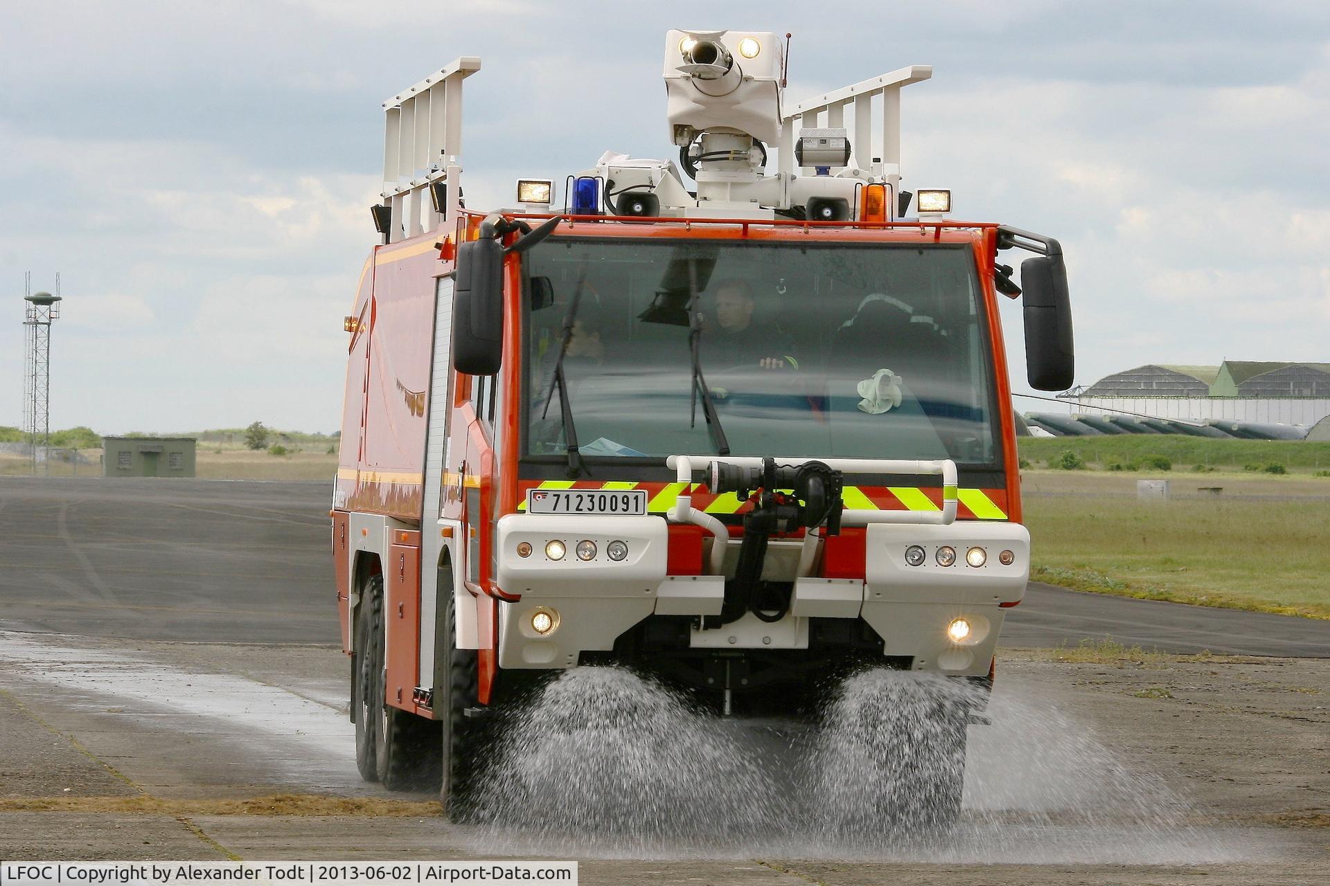 Châteaudun Airport, Châteaudun France (LFOC) - Fire Truck display, Châteaudun Air Base 279 (LFOC) Open day 2013