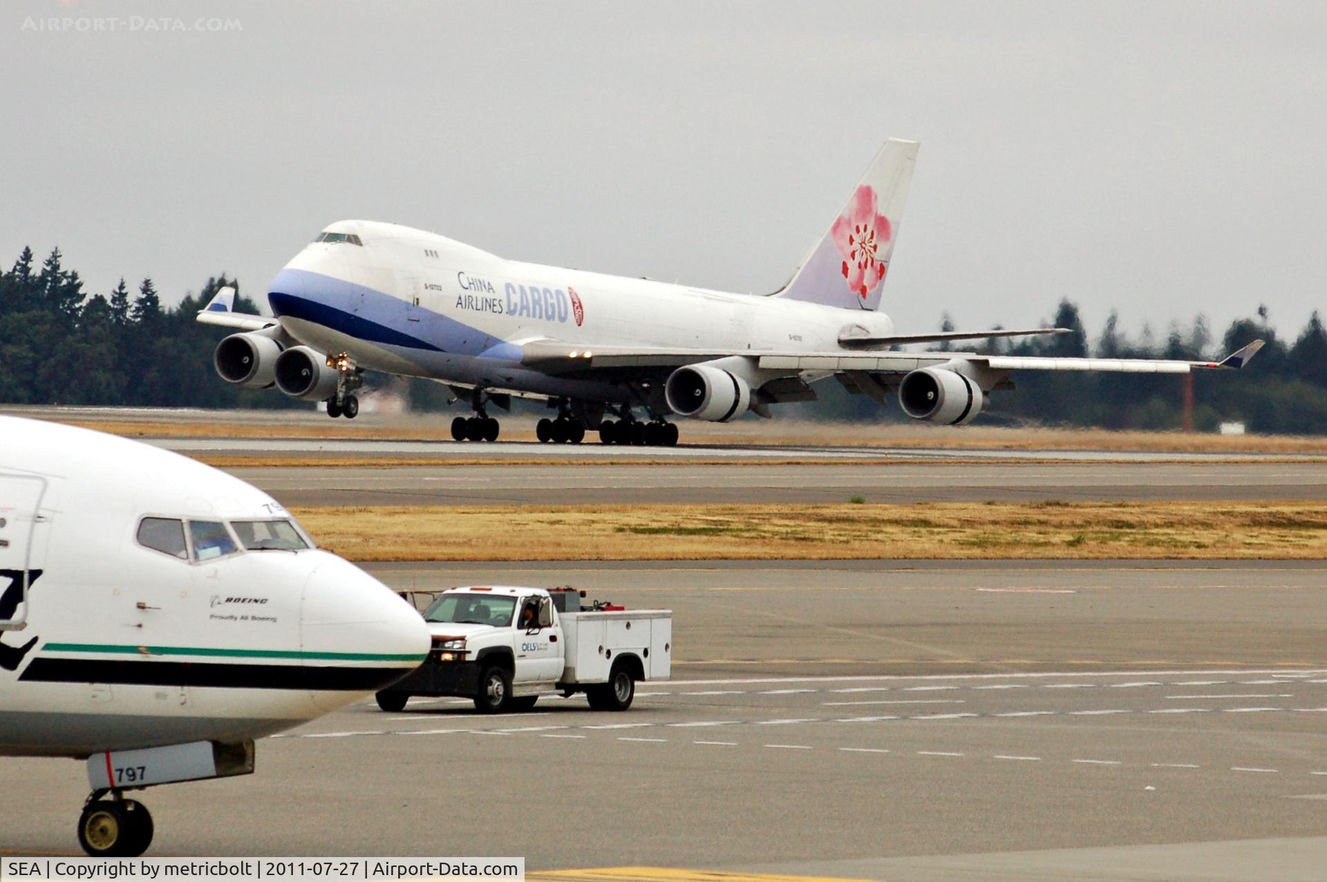 Seattle-tacoma International Airport (SEA) - China Airlines Cargo B747 landing