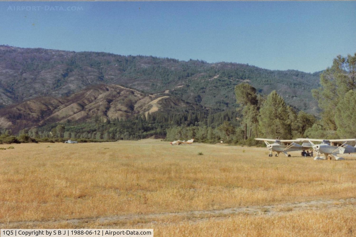 Gravelly Valley Airport (1Q5) - Right down the runway to the north and several visiting aircraft which included a Cessna 310. This 310 pilot put on a little airshow which was very impressive to say the least! Notice pickup crossing runway so be prepared when landing for this possibility