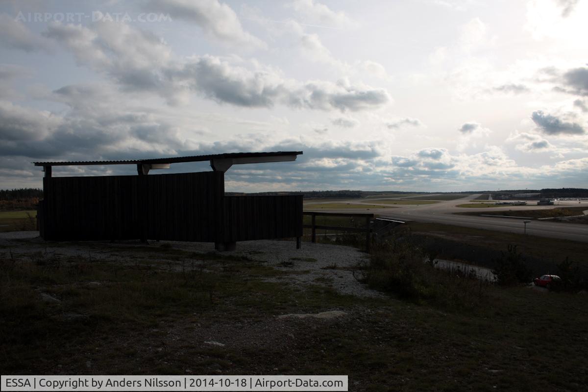 Stockholm-Arlanda Airport, Stockholm Sweden (ESSA) - Spotting Hut
This purpose-built hut is on a rocky outcrop overlooking the airfield. It is fantastic when aircraft are landing on 19L as they fly past you very close. 