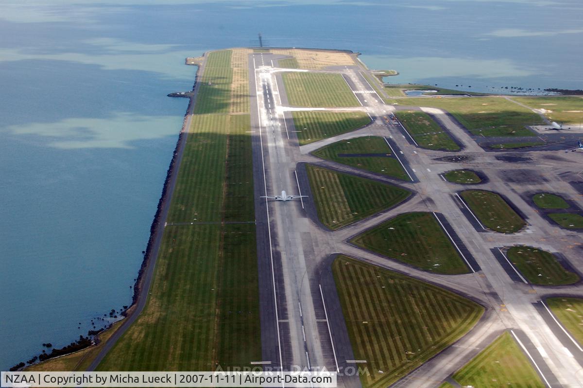Auckland International Airport, Auckland New Zealand (NZAA) - NZ B 777-200 on the take-off run