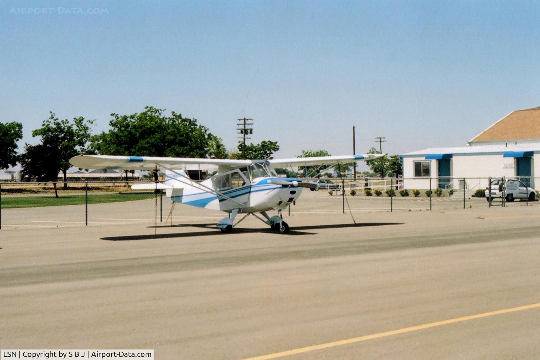 Los Banos Municipal Airport (LSN) - N9069B at Los Banos with the airport office seen on the right.
