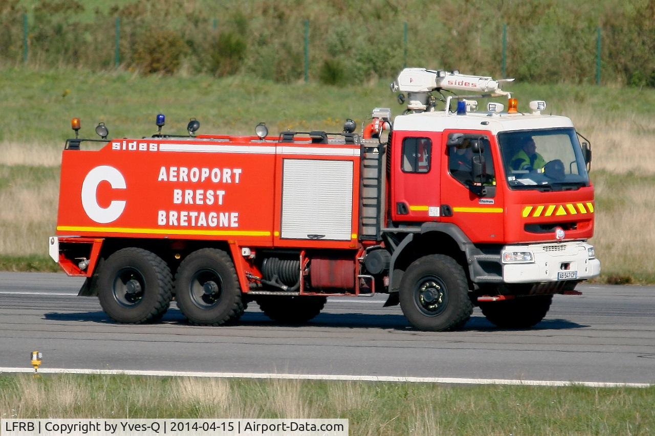 Brest Bretagne Airport, Brest France (LFRB) - Runway control, Brest-Bretagne airport (LFRB-BES)