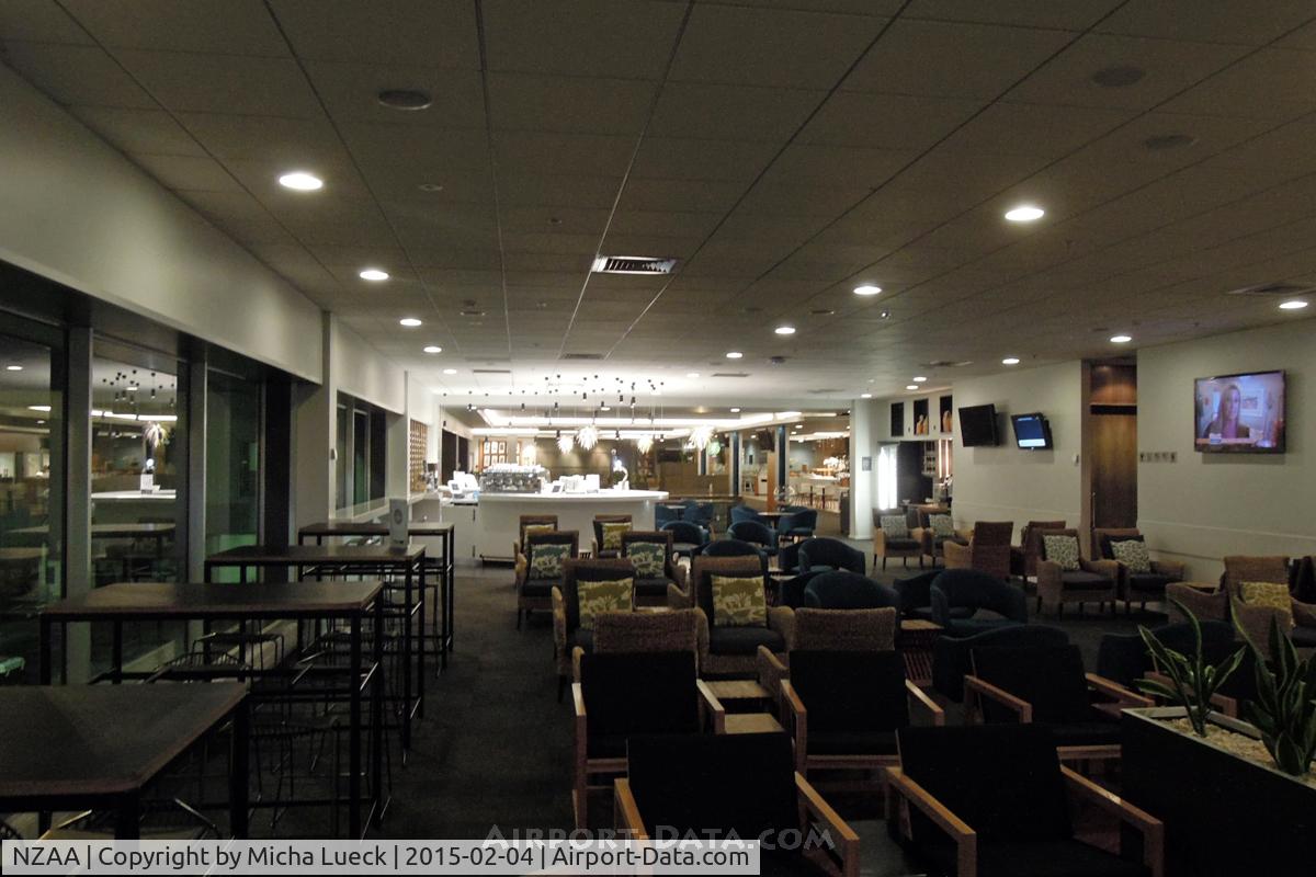 Auckland International Airport, Auckland New Zealand (NZAA) - 5am and NZ's domestic lounge is empty. Half an hour later it is buzzing.