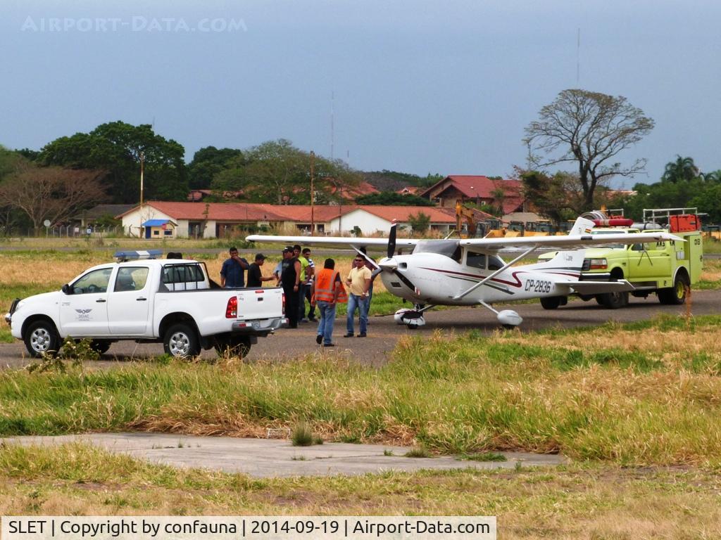 El Trompillo Airport, Santa Cruz Bolivia (SLET) - DGAC authorities checking on CP-2836 that suffered a flat tire
