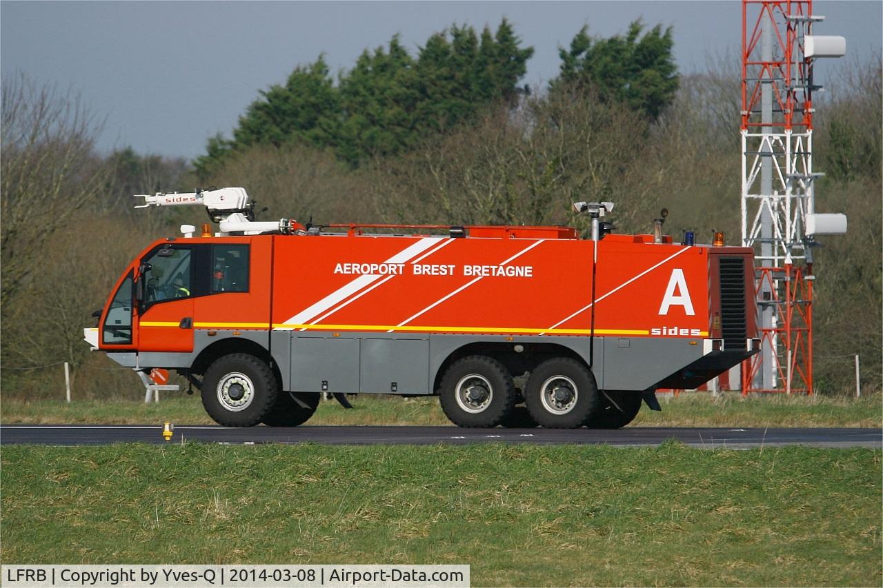 Brest Bretagne Airport, Brest France (LFRB) - Runway 25L/07R control, Brest-Bretagne airport (LFRB-BES)