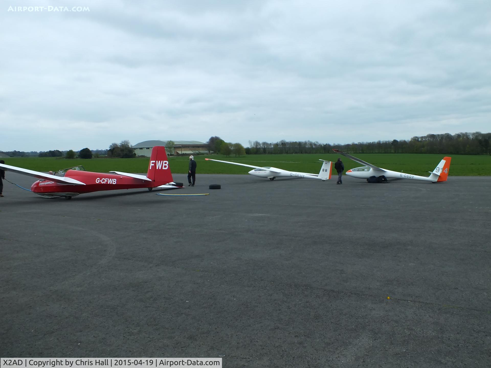 X2AD Airport - waiting for a winch launch at Aston Down