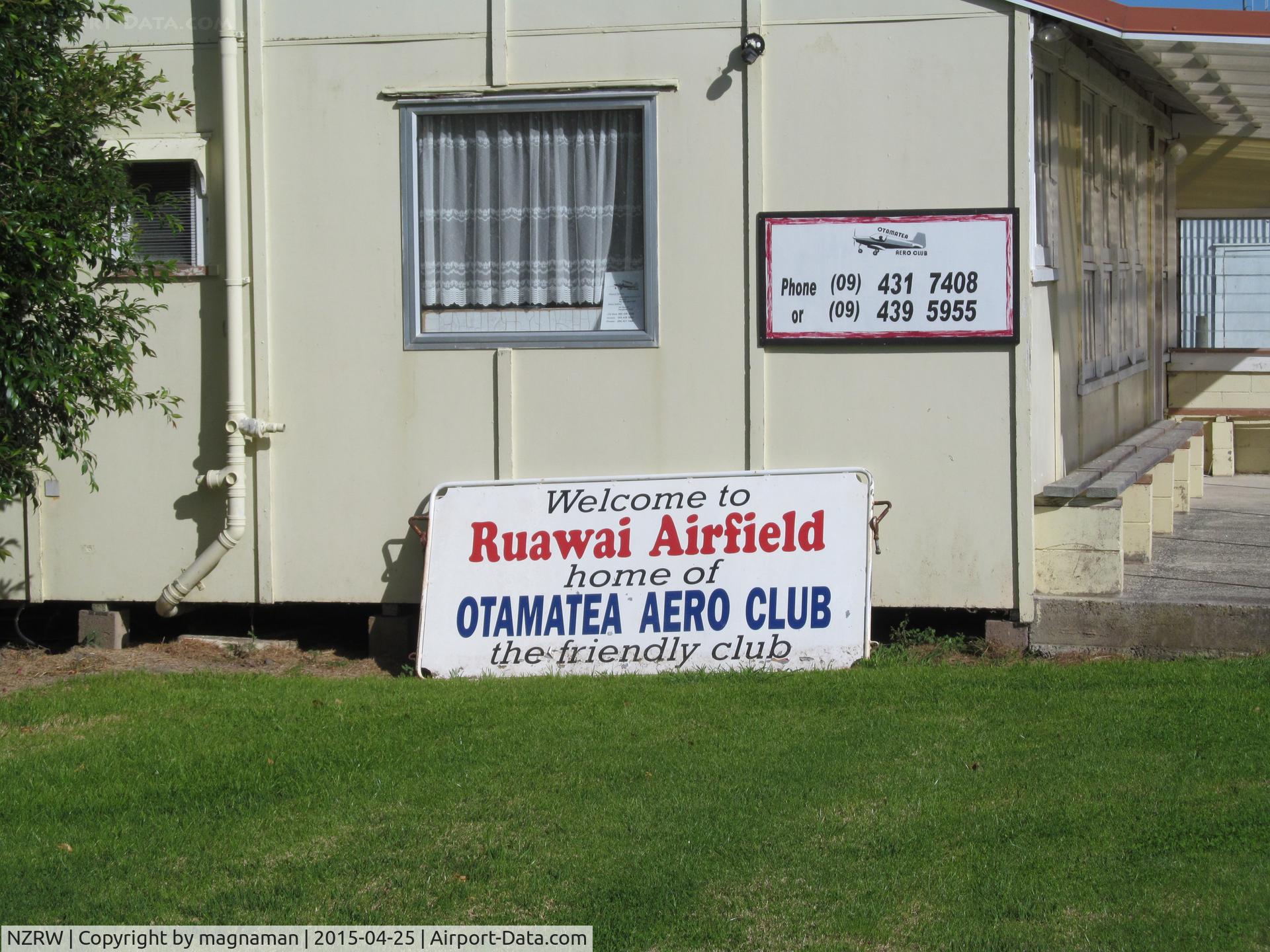 Ruawai Aerodrome Airport, Ruawai New Zealand (NZRW) - Did not know this existed until I drove by - not far south of Dargaville. No one in when I dropped by.