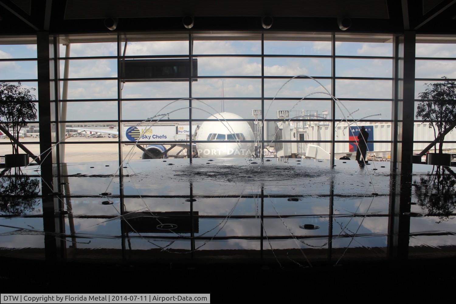 Detroit Metropolitan Wayne County Airport (DTW) - DTW fountain with Delta 777-200
