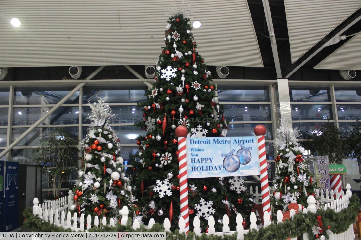 Detroit Metropolitan Wayne County Airport (DTW) - Christmas at DTW