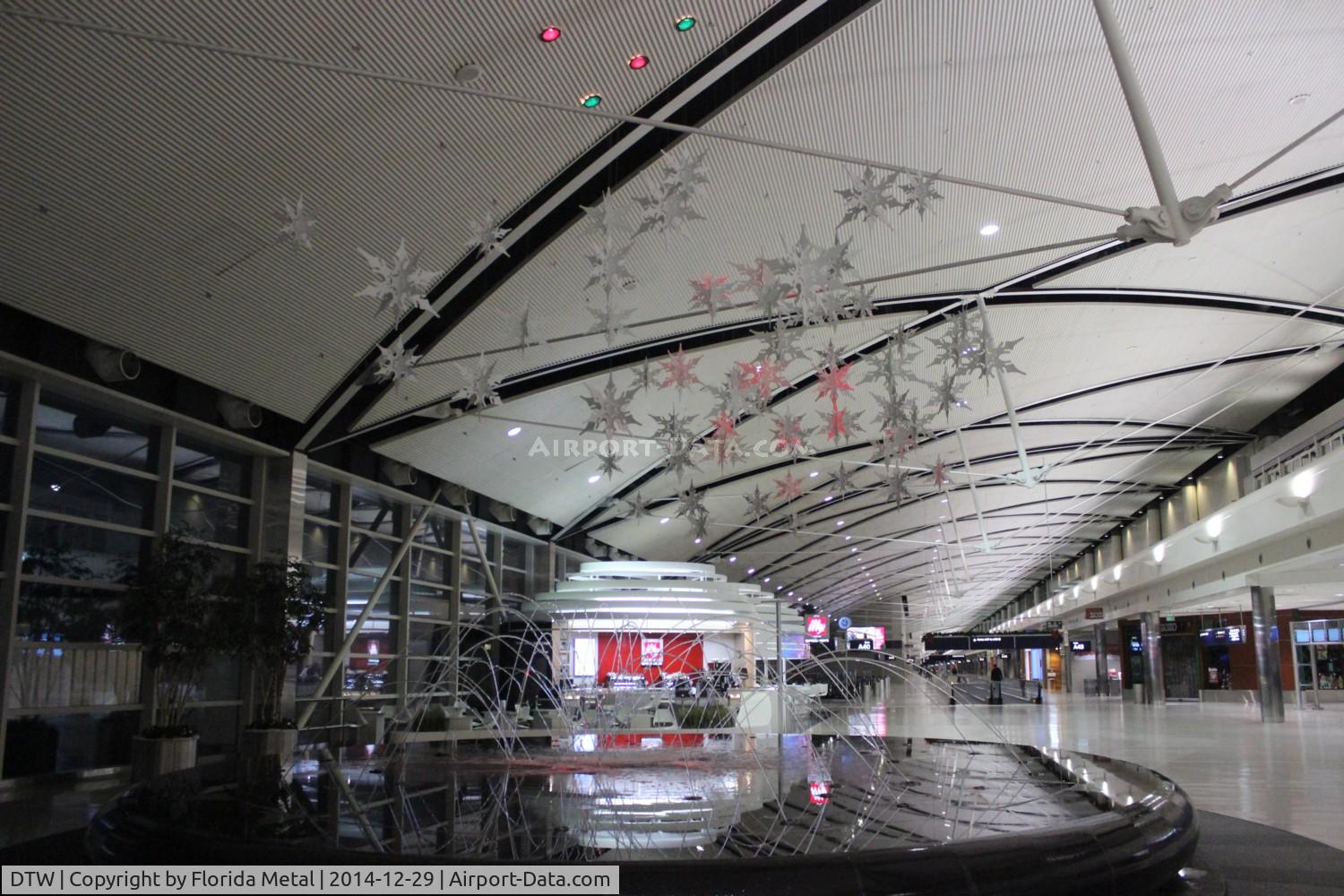 Detroit Metropolitan Wayne County Airport (DTW) - fountain at DTW