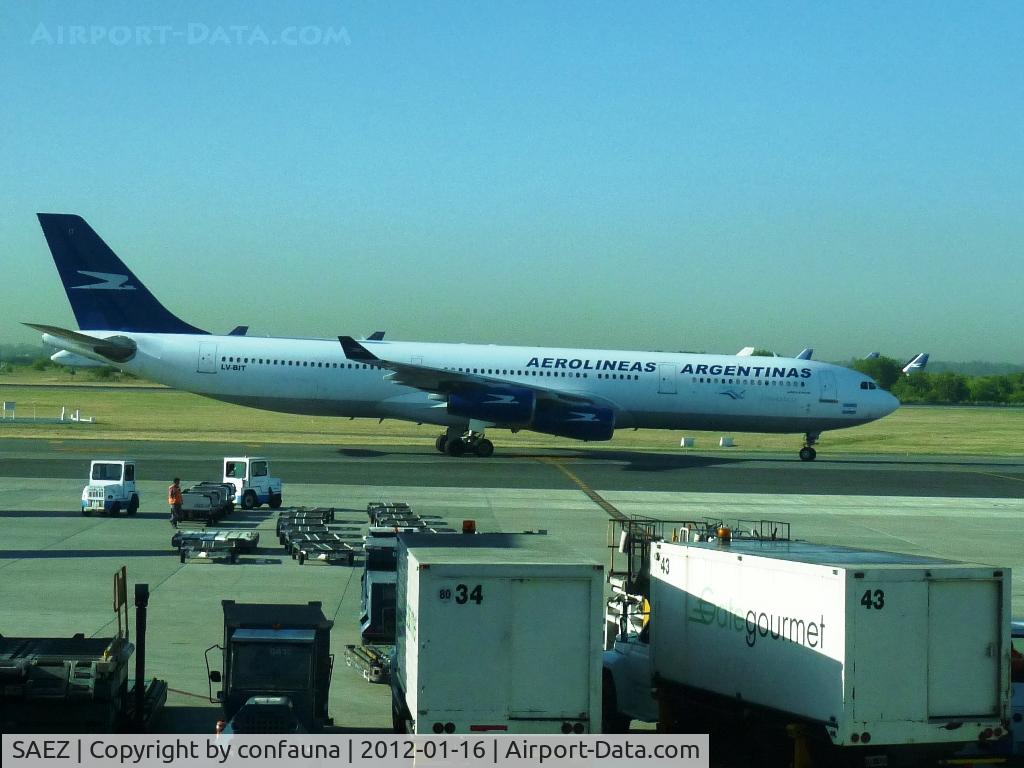 Ministro Pistarini International Airport (Ezeiza International Airport), Ezeiza, Buenos Aires Province Argentina (SAEZ) - Airbus 340 LV-BIT entering to Aerolineas Argentinas platform where catering and luggage cars are waiting