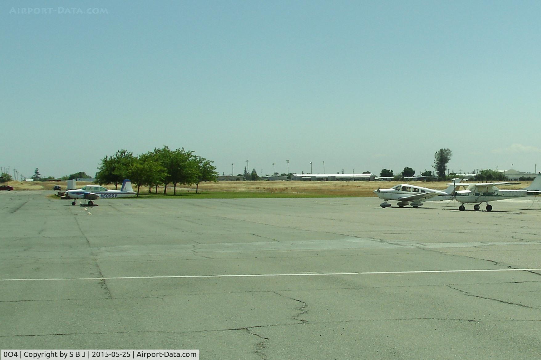 Corning Municipal Airport (0O4) - Corning airport with view to the south.Notice school not far on the upwind-not good. An early crosswind would be my standard procedure.