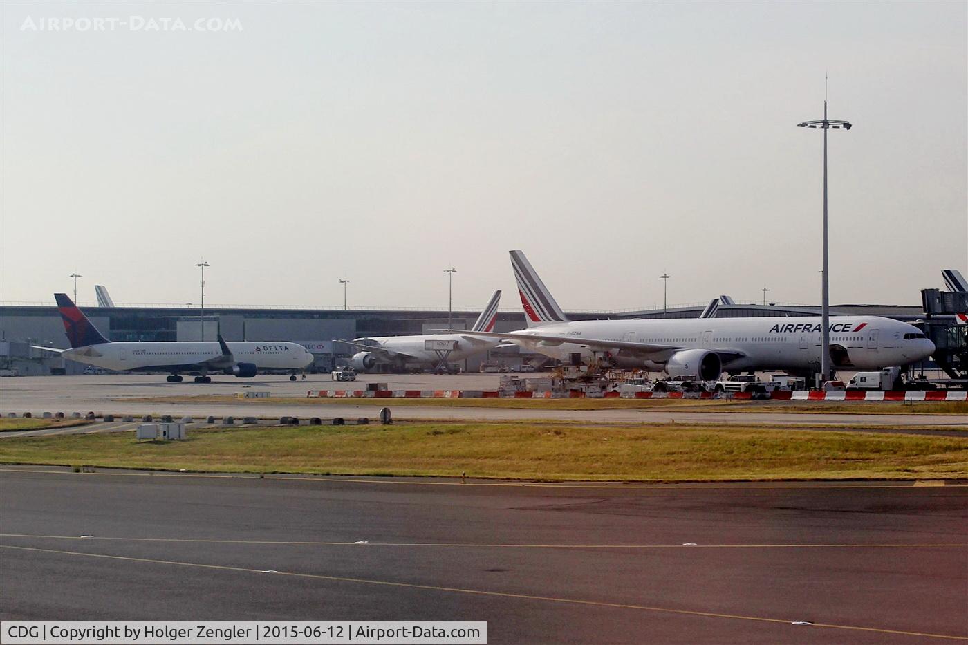Paris Charles de Gaulle Airport (Roissy Airport), Paris France (CDG) - Stopover impressions...