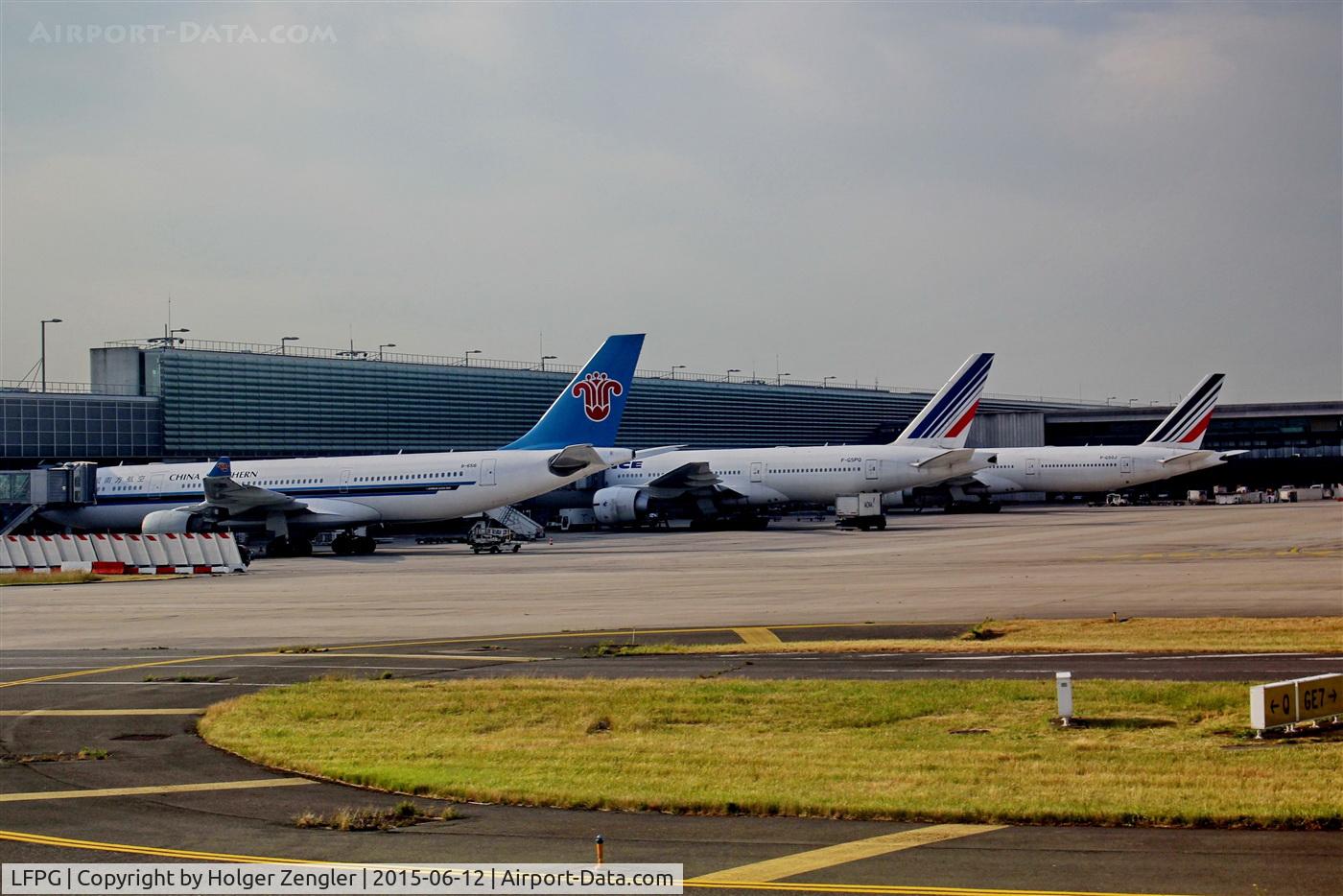 Paris Charles de Gaulle Airport (Roissy Airport), Paris France (LFPG) - Stopover impressions...