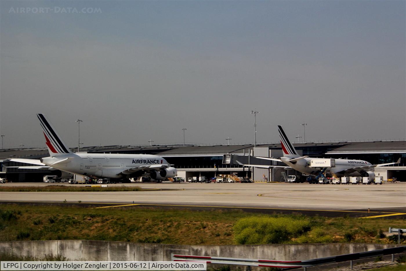 Paris Charles de Gaulle Airport (Roissy Airport), Paris France (LFPG) - After a right turn another of (felt one thousend) CDG aprons came in sight and offered the first A380 today.....
