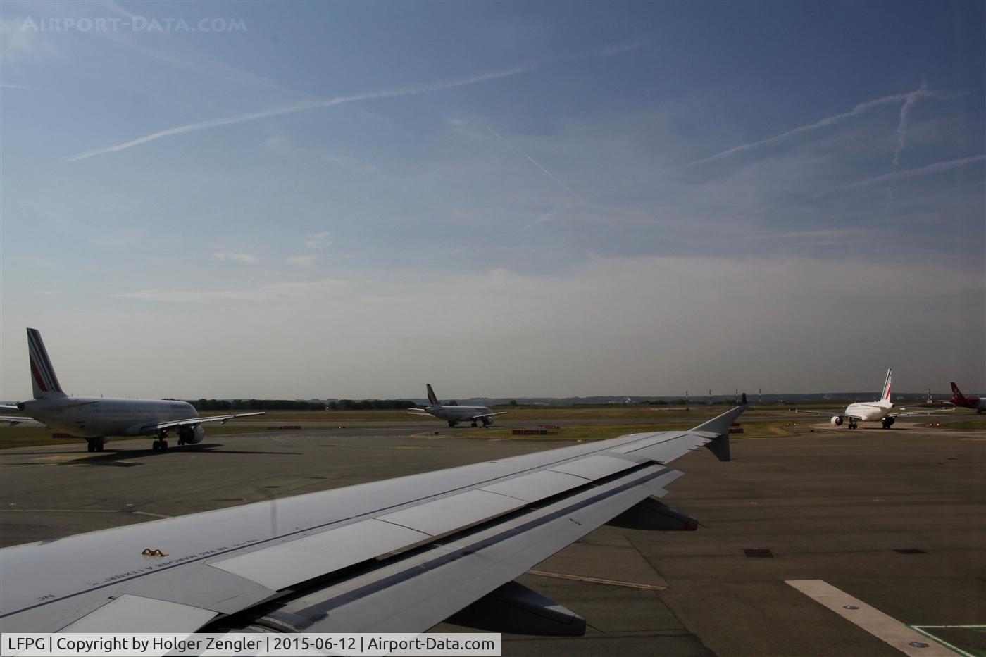 Paris Charles de Gaulle Airport (Roissy Airport), Paris France (LFPG) - Some airports doesn´t see five planes in five hours. Here we are part of five planes in five minutes.....