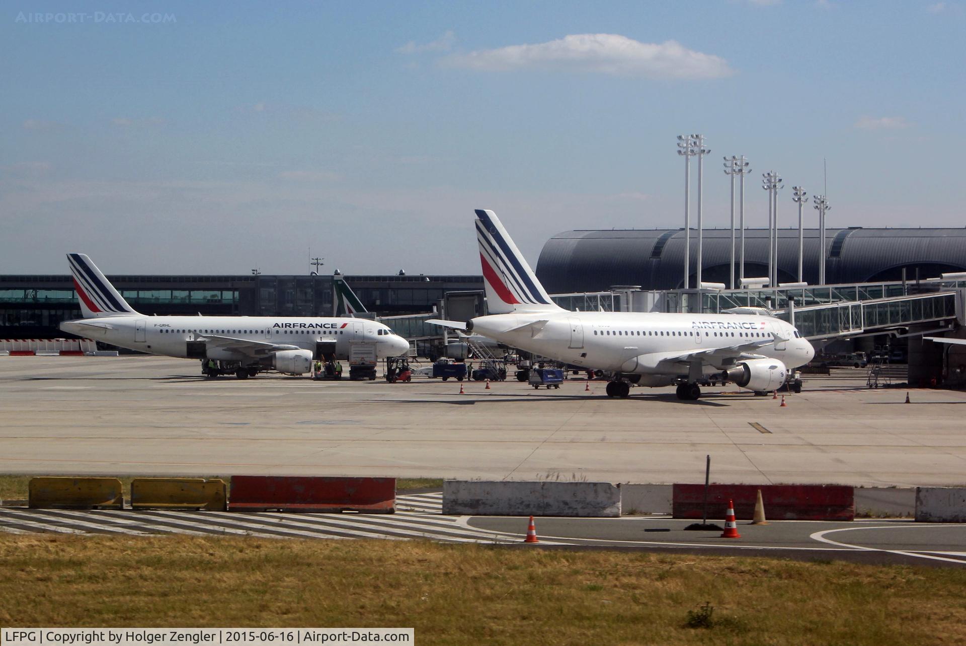 Paris Charles de Gaulle Airport (Roissy Airport), Paris France (LFPG) - Impression at terminal 2.....