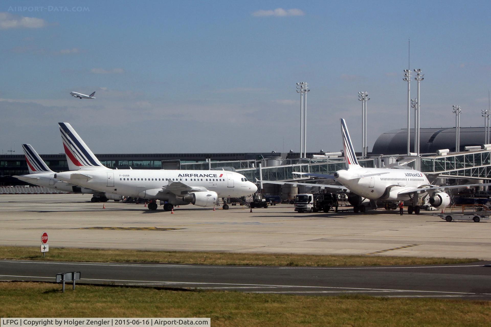 Paris Charles de Gaulle Airport (Roissy Airport), Paris France (LFPG) - Rush hour at terminal 2.....