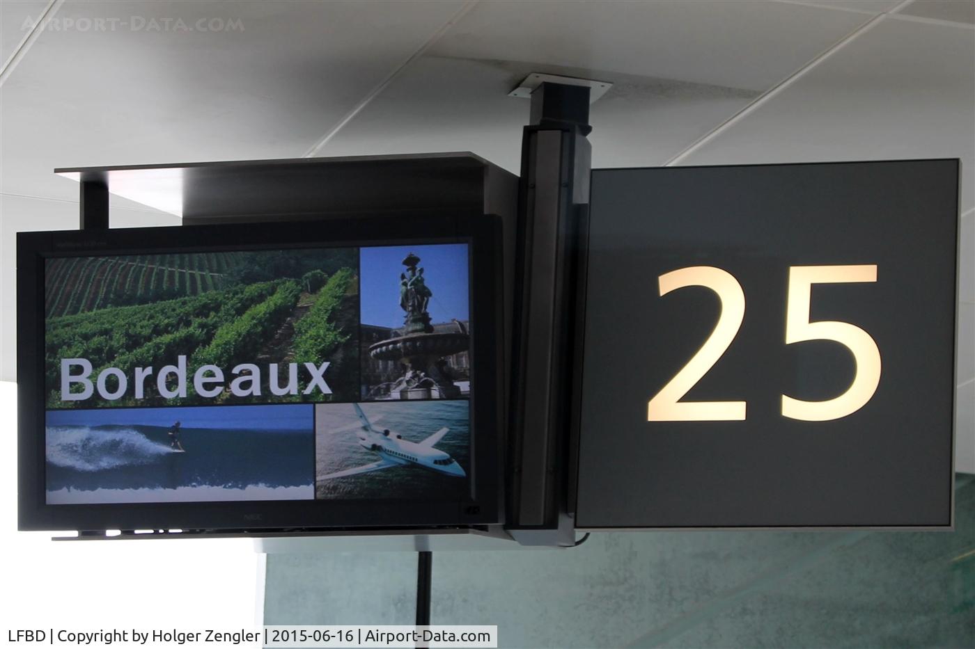 Bordeaux Airport, Merignac Airport France (LFBD) - Spotter is waiting for a ferry to CDG at gate 25, dreaming of four beautiful days in Bordeaux...