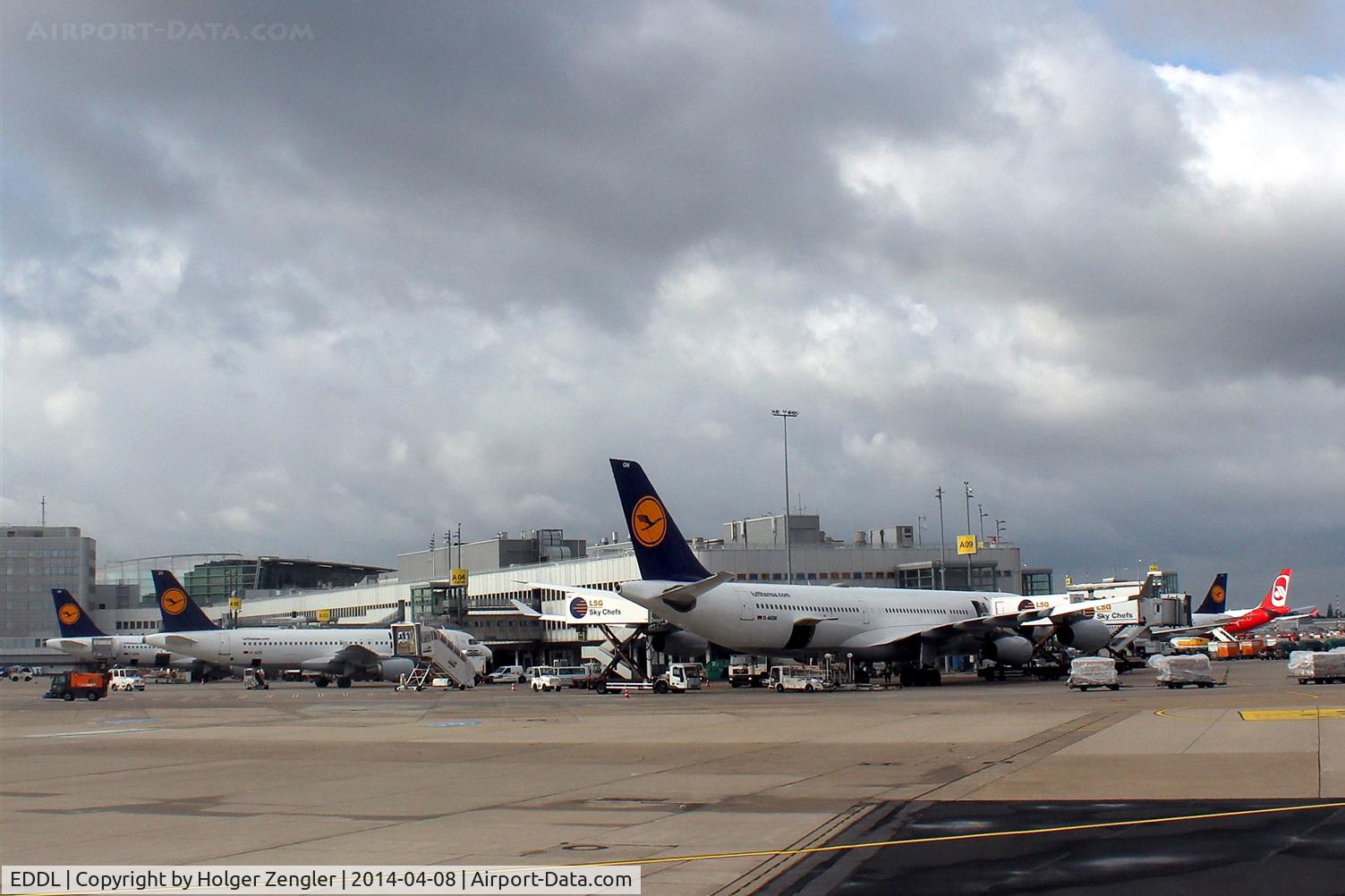 Düsseldorf International Airport, Düsseldorf Germany (EDDL) - Apron overview...